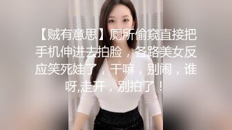 【贼有意思】厕所偷窥直接把手机伸进去拍脸，各路美女反应笑死娃了，干嘛，别闹，谁呀,走开，别拍了！